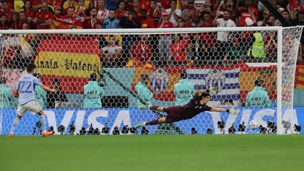 Các cầu thủ Tây Ban Nha sút penalty không tốt trong loạt luân lưu với Morocco. Ảnh: Getty.