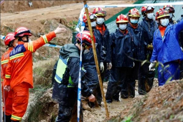 Các đội cứu hộ có thể sẽ phải mở rộng phạm vi tìm kiếm. Ảnh: Reuters.