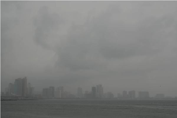 Trời đất mù mịt, mất điện ở nhiều nơi tại Philippines. Ảnh: Aaron Favila/ AP.