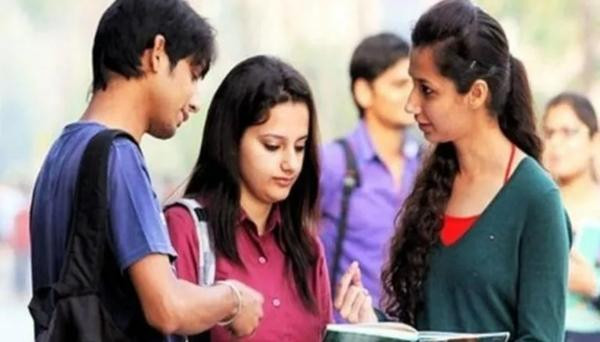 Nhiều sinh viên thắc mắc khi thấy một số bài thi được chấm điểm vượt cả điểm tối đa. Ảnh: PTI. Nhiều sinh viên thắc mắc khi thấy một số bài thi được chấm điểm vượt cả điểm tối đa. Ảnh: PTI.