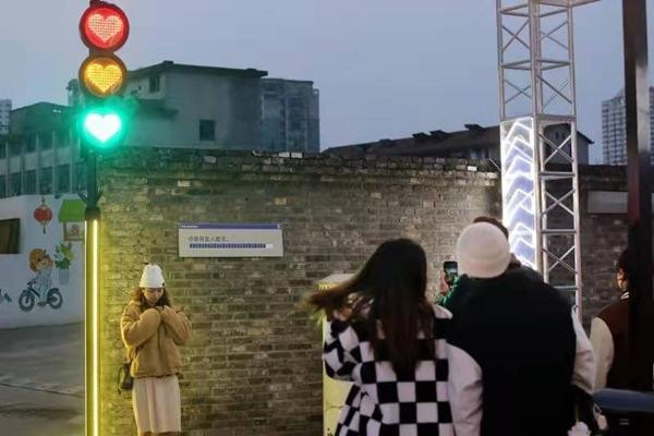 Rất nhiều người đến chụp ảnh với cột đèn giao thông. Ảnh: Twitter. Rất nhiều người đến chụp ảnh với cột đèn giao thông. Ảnh: Twitter.