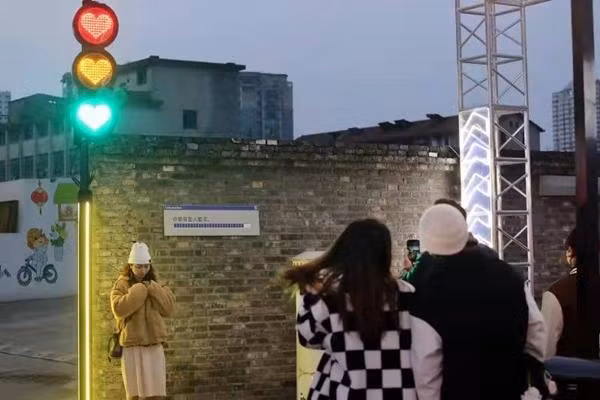 Rất nhiều người đến chụp ảnh với cột đèn giao thông. Ảnh: Twitter.