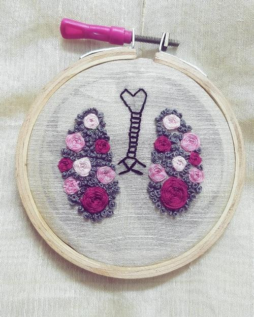 Một tác phẩm thêu của Manasa (hình hoa tượng trưng cho hai lá phổi). Ảnh: Instagram. Một tác phẩm thêu của Manasa (hình hoa tượng trưng cho hai lá phổi). Ảnh: Instagram.