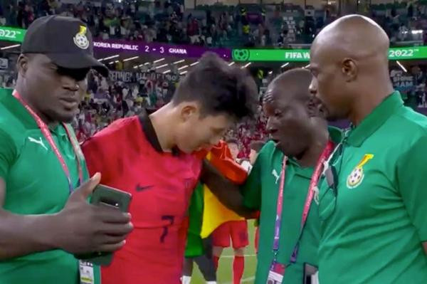 Một thành viên trong ban huấn luyện của Ghana cố chụp selfie với Son Heung-min. Ảnh: BBC Sport. Một thành viên trong ban huấn luyện của Ghana cố chụp selfie với Son Heung-min. Ảnh: BBC Sport.