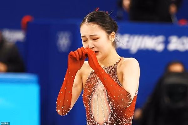 Zhu Yi không thể ngừng khóc dù đang biểu diễn. Ảnh: EPA.