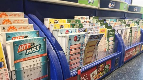 Nhiều loại xổ số ở một cửa hàng tại Canada. Ảnh: NurPhoto via Getty. Nhiều loại xổ số ở một cửa hàng tại Canada. Ảnh: NurPhoto via Getty.