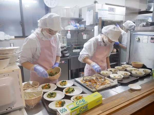 Việc chuẩn bị bữa trưa cho học sinh ở các trường học Nhật Bản thường được thực hiện rất cẩn thận. Ảnh: Food Diversity Today.