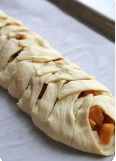 Netizen bình luận: "Rất giống bánh mỳ chưa nướng. Chắc là lúc thiết kế mẫu giày này thì anh ấy đang bị đói". Ảnh: Twitter. Netizen bình luận: "Rất giống bánh mỳ chưa nướng. Chắc là lúc thiết kế mẫu giày này thì anh ấy đang bị đói". Ảnh: Twitter.