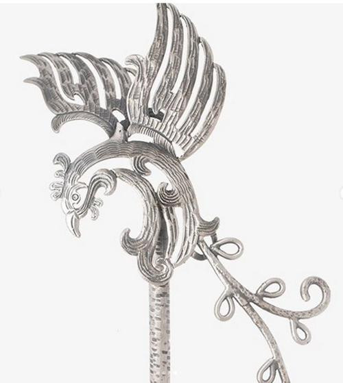 Cận cảnh chiếc trâm. Ảnh: Naschenka/ Instagram. Cận cảnh chiếc trâm. Ảnh: Naschenka/ Instagram.