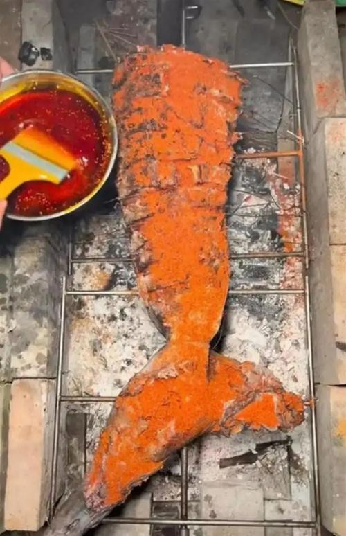 Tizi nướng đuôi cá mập trắng lớn. Ảnh: Weibo. Tizi nướng đuôi cá mập trắng lớn. Ảnh: Weibo.