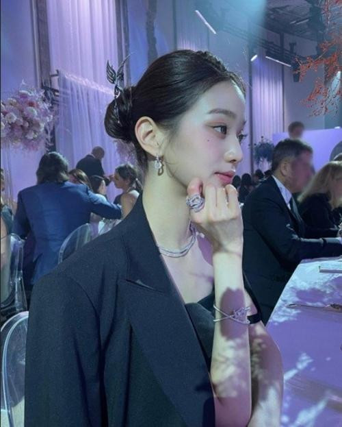 Jang Won Young dùng trâm cài tóc hình chim phượng hoàng. Ảnh: Allkpop. Jang Won Young dùng trâm cài tóc hình chim phượng hoàng. Ảnh: Allkpop.