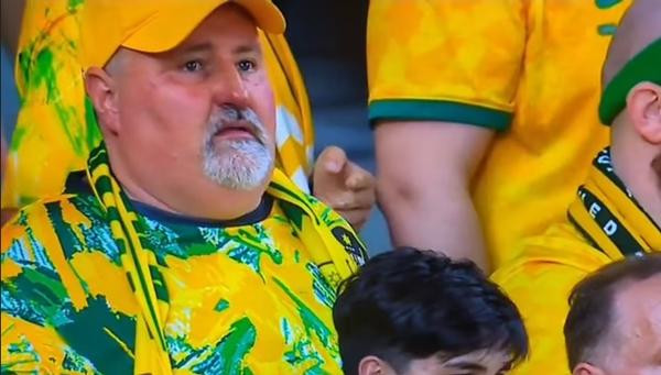 Khi biết mình bị lên TV thì fan này có vẻ rất căng thẳng. Ảnh: Twitter. Khi biết mình bị lên TV thì fan này có vẻ rất căng thẳng. Ảnh: Twitter.