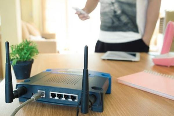 Thay vì tắt modem, người cha lại dùng một chiếc đài gây nhiễu sóng. Ảnh minh họa: India Times. Thay vì tắt modem, người cha lại dùng một chiếc đài gây nhiễu sóng. Ảnh minh họa: India Times.