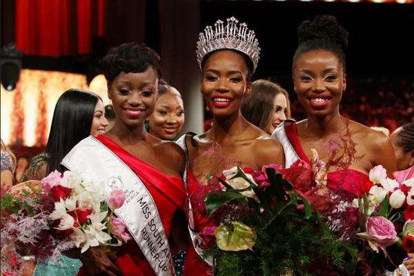 Lalela (giữa), Hoa hậu Nam Phi, cùng hai Á hậu. Ảnh: News24. Lalela (giữa), Hoa hậu Nam Phi, cùng hai Á hậu. Ảnh: News24.