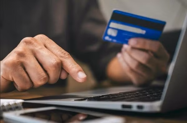 Toàn bộ tiền hỗ trợ cho người dân của cả một thành phố đã được chuyển cho một người. Ảnh minh họa: World First.