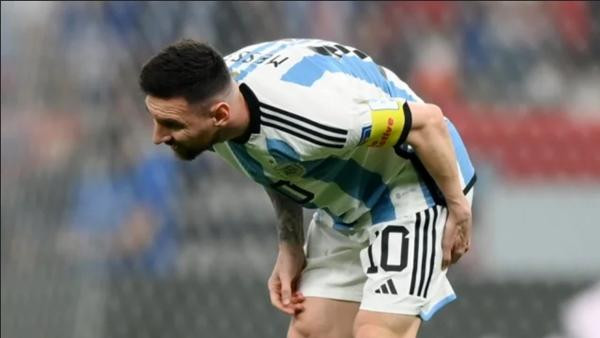 Khi Messi ôm chân và thận trọng bước đi, các fan của Argentina cũng nín thở. Ảnh: Getty.