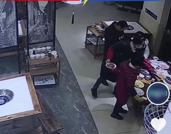 Bà chủ nhà hàng đã phải trích xuất camera quan sát rồi làm thí nghiệm để chứng minh mình vô tội. Ảnh: iNews. Bà chủ nhà hàng đã phải trích xuất camera quan sát rồi làm thí nghiệm để chứng minh mình vô tội. Ảnh: iNews.