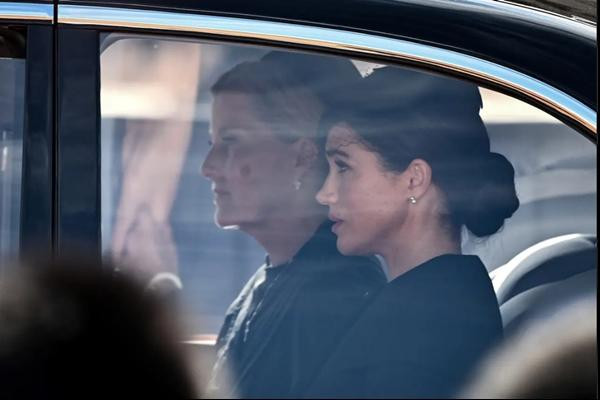 Meghan đi xe cùng bà Sophie, sau xe của Kate. Ảnh: AFP via Getty. Meghan đi xe cùng bà Sophie, sau xe của Kate. Ảnh: AFP via Getty.