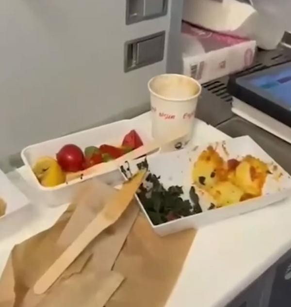 Phần ăn trên máy bay. Ảnh: NY Post.