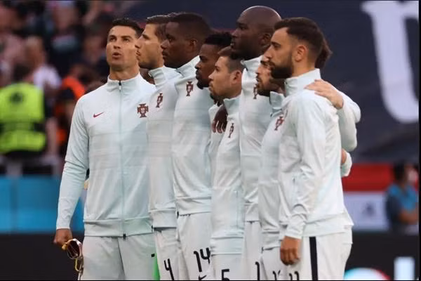 Đã nhiều năm nay, Ronaldo vẫn đứng kiểu xoay nghiêng khi hát quốc ca trước trận đấu. Ảnh: The Sun.
