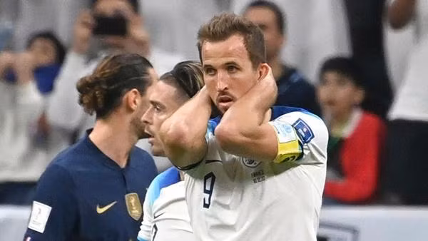 Đội trưởng Harry Kane không thành công trong lần sút penalty thứ hai, khiến Anh không thể gỡ hòa. Ảnh: Sky Sports. Đội trưởng Harry Kane không thành công trong lần sút penalty thứ hai, khiến Anh không thể gỡ hòa. Ảnh: Sky Sports.