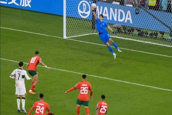 Thủ môn Bono của Morocco chơi rất xuất sắc ở World Cup 2022. Ảnh: Yahoo! Sports.