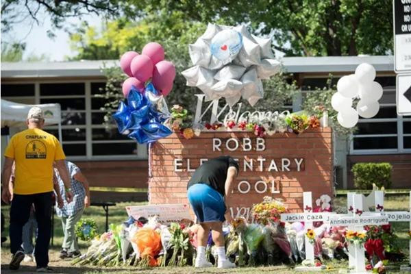 Nơi tưởng niệm tạm thời ở bên ngoài trường Robb. Ảnh: Alamy.