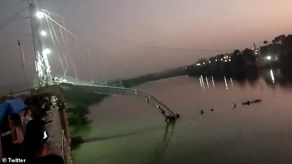 Hiện trường cầu sập. Ảnh: Twitter. Hiện trường cầu sập. Ảnh: Twitter.