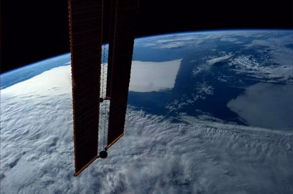 Một đám mây vuông vắn đang trôi, do phi hành gia Reid Wiseman chụp từ Trạm Vũ trụ Quốc tế. Ảnh: Reid Wiseman.