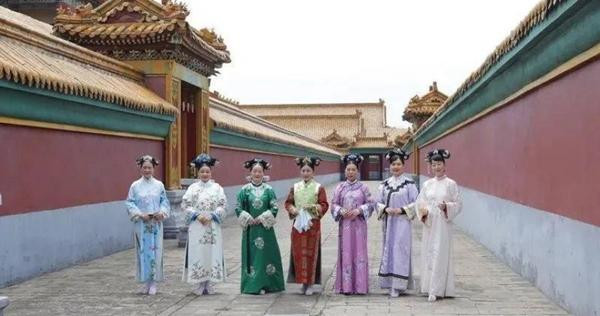 Một số bà chụp ảnh ở phim trường. Ảnh: ET Today.