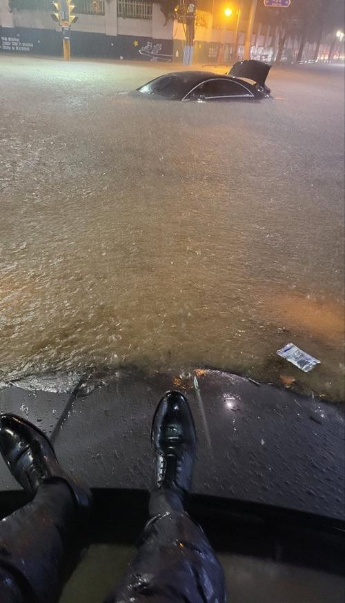 Đây có vẻ là ảnh do "chàng trai lãng mạn nhất Seoul" đó tự chụp. Đây có vẻ là ảnh do "chàng trai lãng mạn nhất Seoul" đó tự chụp.