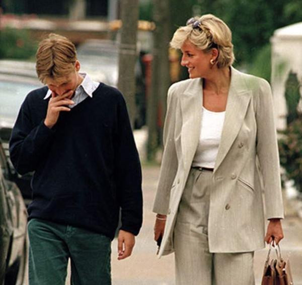 Đây là lần cuối cùng mà người ta chụp được ảnh Công nương Diana cùng con trai lớn. Sau này, William luôn ngậm ngùi khi nhắc đến mẹ. Ảnh: Culturecollectiva. Đây là lần cuối cùng mà người ta chụp được ảnh Công nương Diana cùng con trai lớn. Sau này, William luôn ngậm ngùi khi nhắc đến mẹ. Ảnh: Culturecollectiva.