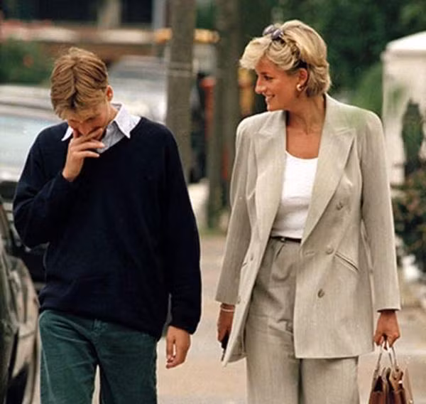 Đây là lần cuối cùng mà người ta chụp được ảnh Công nương Diana cùng con trai lớn. Sau này, William luôn ngậm ngùi khi nhắc đến mẹ. Ảnh: Culturecollectiva.