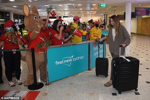 Hành khách được chào đón ở Sân bay Quốc tế Sydney. Ảnh: AAPIMAGE. Hành khách được chào đón ở Sân bay Quốc tế Sydney. Ảnh: AAPIMAGE.