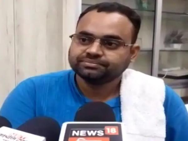 Thầy Kumar. Ảnh: NDTV. Thầy Kumar. Ảnh: NDTV.