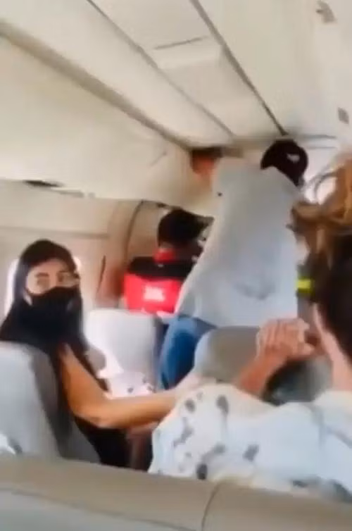 Hành khách phải đứng giữ cửa suốt phần còn lại của chuyến bay. Ảnh: CEN.