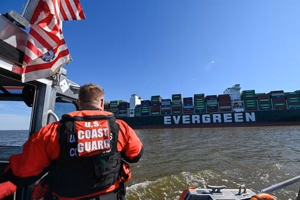 Lực lượng Tuần duyên của Mỹ đang cố gắng "giải thoát" con tàu. Ảnh: Coast Guard News. Lực lượng Tuần duyên của Mỹ đang cố gắng "giải thoát" con tàu. Ảnh: Coast Guard News.