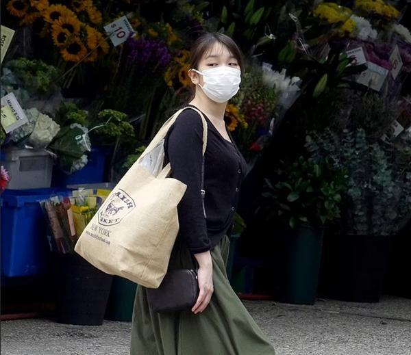 Sau khi chồng đi làm thì Mako một mình đi mua đồ. Ảnh: Image Direct. Sau khi chồng đi làm thì Mako một mình đi mua đồ. Ảnh: Image Direct.