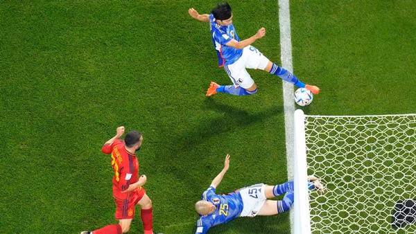 Bóng đã đi hết đường biên ngang hay chưa? Ảnh: Sky Sports.