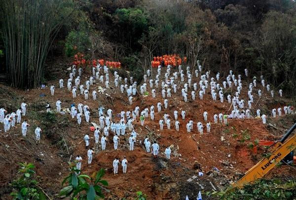 Các nhân viên cứu hộ đứng im lặng tại hiện trường để bày tỏ lòng thương tiếc 132 nạn nhân của chuyến bay MU5735. Ảnh: Reuterspix. Các nhân viên cứu hộ đứng im lặng tại hiện trường để bày tỏ lòng thương tiếc 132 nạn nhân của chuyến bay MU5735. Ảnh: Reuterspix.