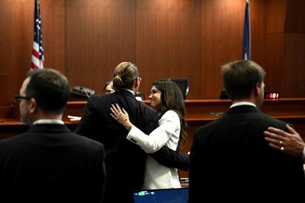 Từng ánh mắt đều ngọt ngào. Ảnh: Pool/ AFP via Getty Images. Từng ánh mắt đều ngọt ngào. Ảnh: Pool/ AFP via Getty Images.