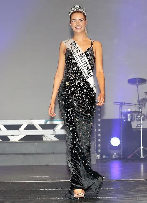 Ivanna trên sân khấu, trước khi được công bố trở thành Hoa hậu. Ảnh: Brian McEvoy. Ivanna trên sân khấu, trước khi được công bố trở thành Hoa hậu. Ảnh: Brian McEvoy.