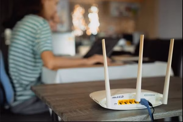 Việc tắt đầu phát WiFi có thể là một lý do khiến tốc độ kết nối của bạn bị giảm. Ảnh: Getty.