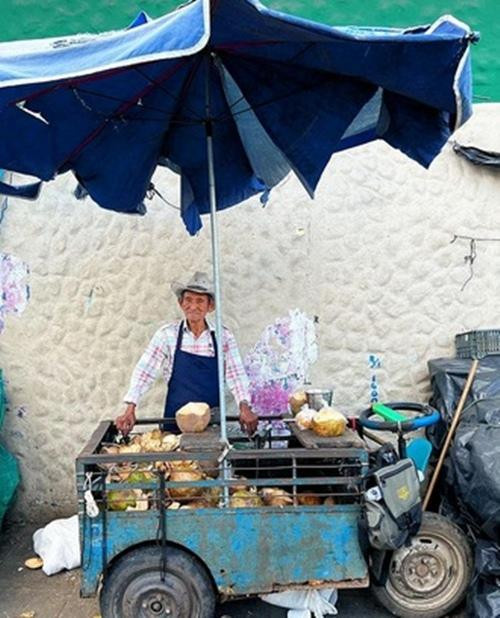 Bác Lorenzo và tất cả tài sản - là một chiếc xe bán dừa. Ảnh: Murphy. Bác Lorenzo và tất cả tài sản - là một chiếc xe bán dừa. Ảnh: Murphy.