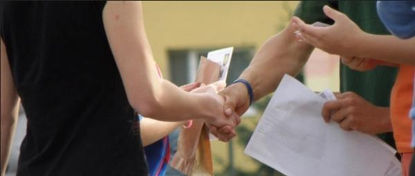 Có lẽ nam đồng nghiệp trong câu chuyện này từ sau chỉ nên chào hỏi bằng cách bắt tay. Ảnh minh họa: Pixabay.