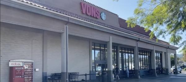 Cô LaQuedra đã dùng máy bán xổ số tự động tại một siêu thị Vons. Ảnh: AFP.