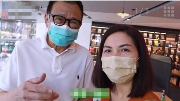 Bác Hứa Thiệu Hùng vui vẻ chào hỏi khách, giới thiệu món ăn ở quán của con gái. Ảnh: Karman. Bác Hứa Thiệu Hùng vui vẻ chào hỏi khách, giới thiệu món ăn ở quán của con gái. Ảnh: Karman.