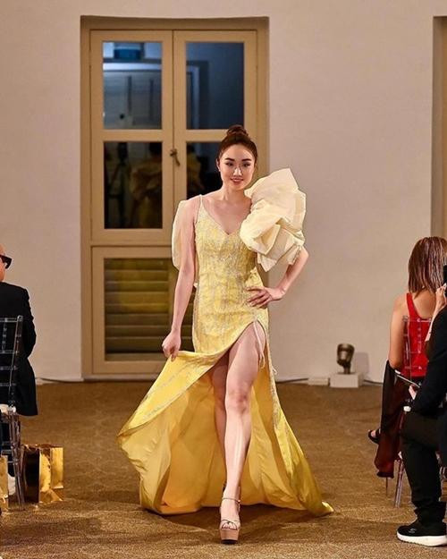 Carissa mặc váy dạ hội. Ảnh: Instagram.