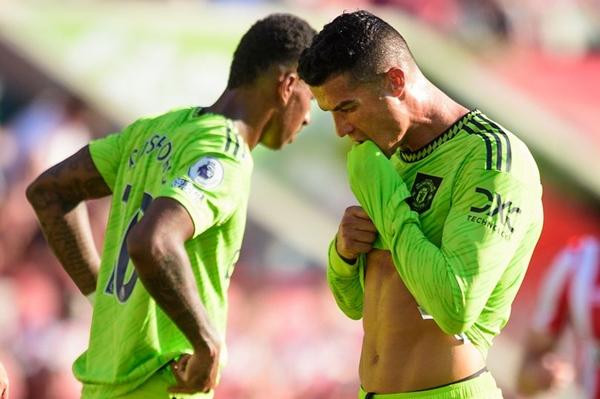 M.U đang rối ren từ trên sân bóng đến phòng thay đồ. Ảnh: Visionhaus/ Getty Images.