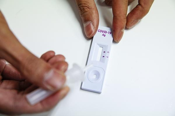 Đúng ra, tất cả các bộ test nhanh sau khi dùng đều cần được vứt đúng cách. Ảnh: NBC. Đúng ra, tất cả các bộ test nhanh sau khi dùng đều cần được vứt đúng cách. Ảnh: NBC.